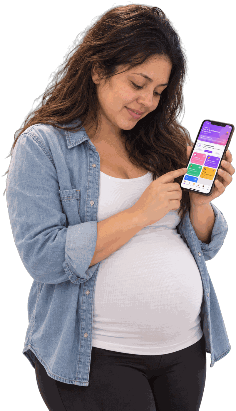 Mamá embarazada mirando la guía en su celular