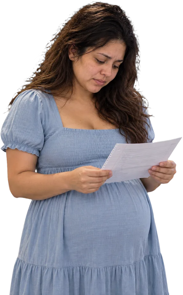 Mamá embarazada abrumada con una lista en la mano